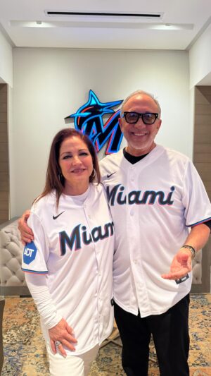 Gloria Estefan Instagram - Miami legends @gloriaestefan & @emilioestefanjr threw the ceremonial first pitch at tonight’s @marlins game ⚾️

You can 𝒄𝒂𝒕𝒄𝒉 “On Your Feet! The Story of Emilio and Gloria Estefan” at Hard Rock Live from April 11 - 13!