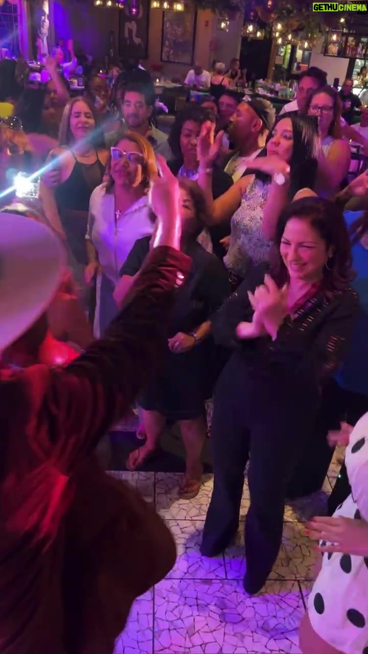 Gloria Estefan Instagram - Las manos arriba!!!! @estefankitchenorlando #PartyTime 👏❤️🎶💃🏻 music, food and fun bring everyone together!! Music, Comida y diversión unen a todos!!