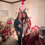Gloria Estefan Instagram - What happens when it rains on my sister’s, @thepapergirl ‘s Christmas Night Pajama Party? Just cram everyone inside and keep celebrating the blessings we have all received! Merry Christmas everyone! Sending love to all! 🎄❤️🎄🎁🎄❤️🎄🎁🎄❤️🎄🎁🎄❤️ Que pasa cuando llueve en la fiesta de pajama de mi hermana @thepapergirl en la noche de Navidad? Mete a todos dentro de la casa y sigue dando gracias por tantas bendiciones que tenemos! Feliz Navidad a todos! Enviándoles mucho amor! 🎄❤️🎄🎁🎄❤️🎄🎁🎄