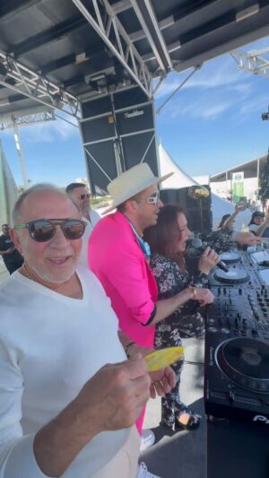 Gloria Estefan Instagram - Special surprise performance of CONGA by @gloriaestefan and @emilioestefanjr at @sobewff’s #TheONLYinDADEExperience 😎🏝️💃#ONLYinDADE