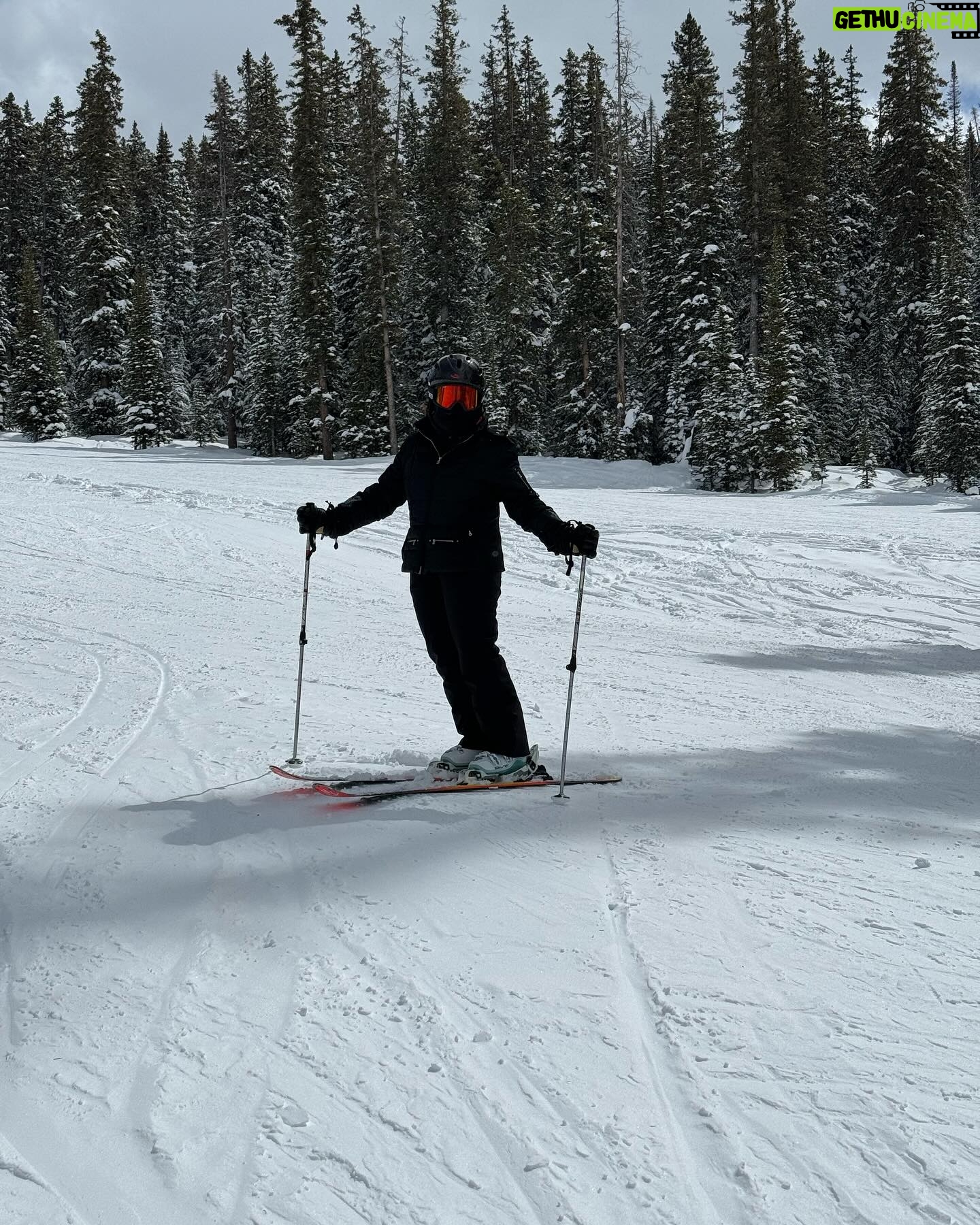 Gloria Estefan Instagram - It was such a great vacation that @sasha_argento_estefan had to be dragged off the mountain⛷️🤣✌️❤️🎶 Estuvieron tan buenas las vacaciones que hubo que arrastrar a Sasha para que bajara de la montaña! 🥰⛷️🥰⛷️🥰⛷️
