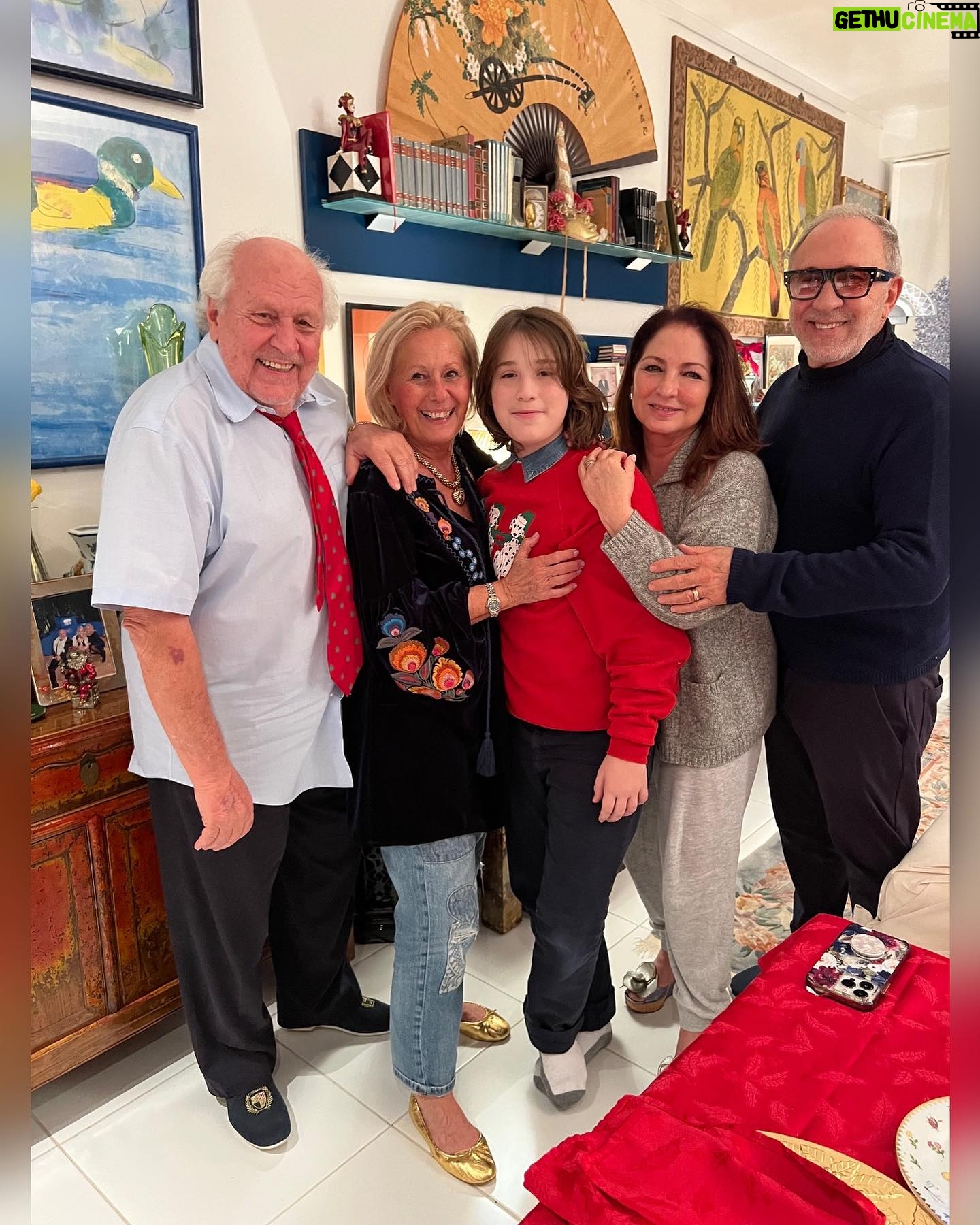 Gloria Estefan Instagram - 🎶Simply having a wonderful Christmastime🎶 Hope you are as well! 🎄❤️🎄❤️🎄❤️🎄❤️🎄❤️🎄 Pasándola lindo en familia y espero que ustedes también! 🎄❤️🎄❤️🎄❤️🎄