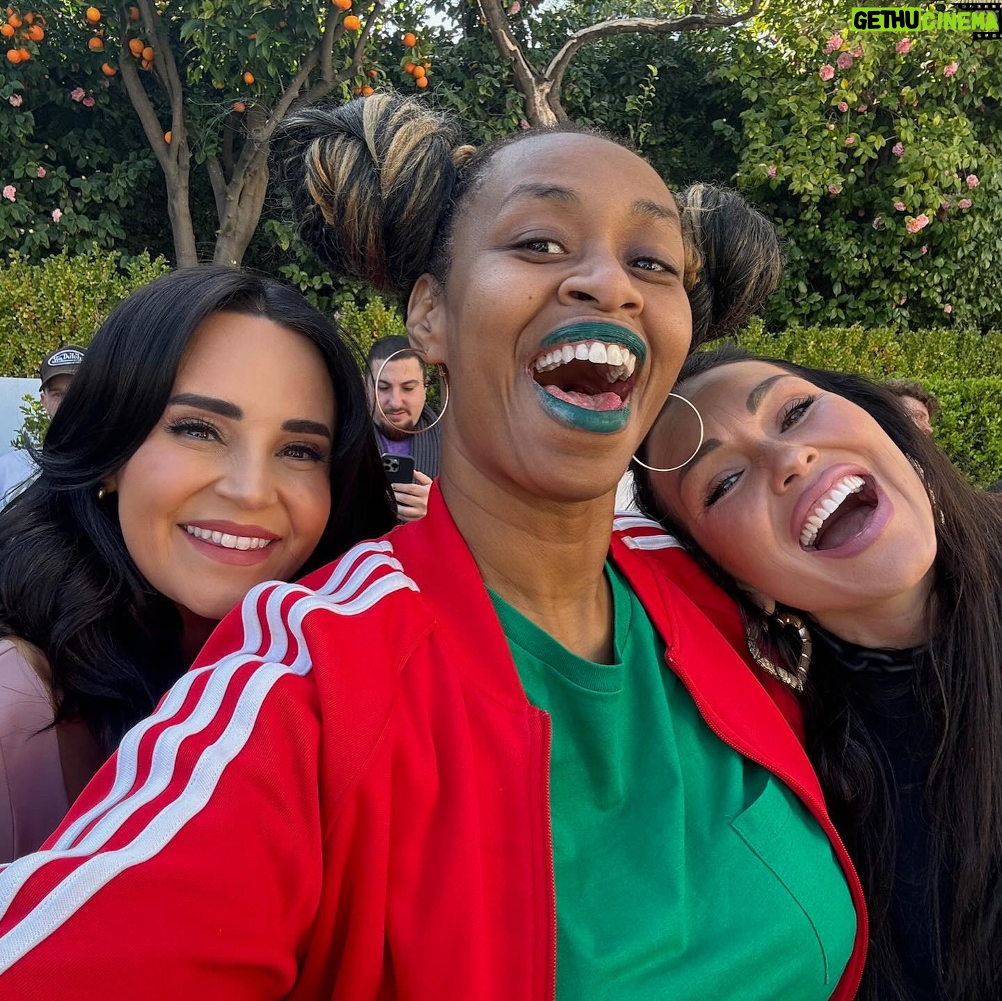 Glozell Green - 3.6K Likes - I had a very fun time creating content with these wonderful people thanks to @rosannapansino 💚 Always fun to see my OG YouTube friends and also make some new ones xoxo