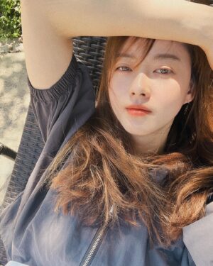 Go Ara Instagram - #오늘#아침 ❤️💕#눈부신#햇살 😌💕♥️💕#환절기#일교차#감기#조심하세요 ♥️💕😘