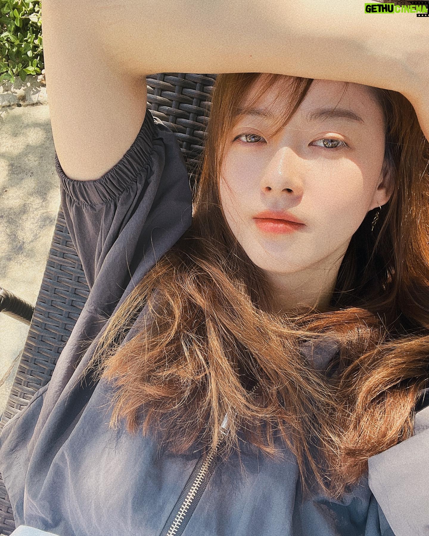Go Ara - 68.1K Likes - #오늘#아침 ❤️💕#눈부신#햇살 😌💕♥️💕#환절기#일교차#감기#조심하세요 ♥️💕😘