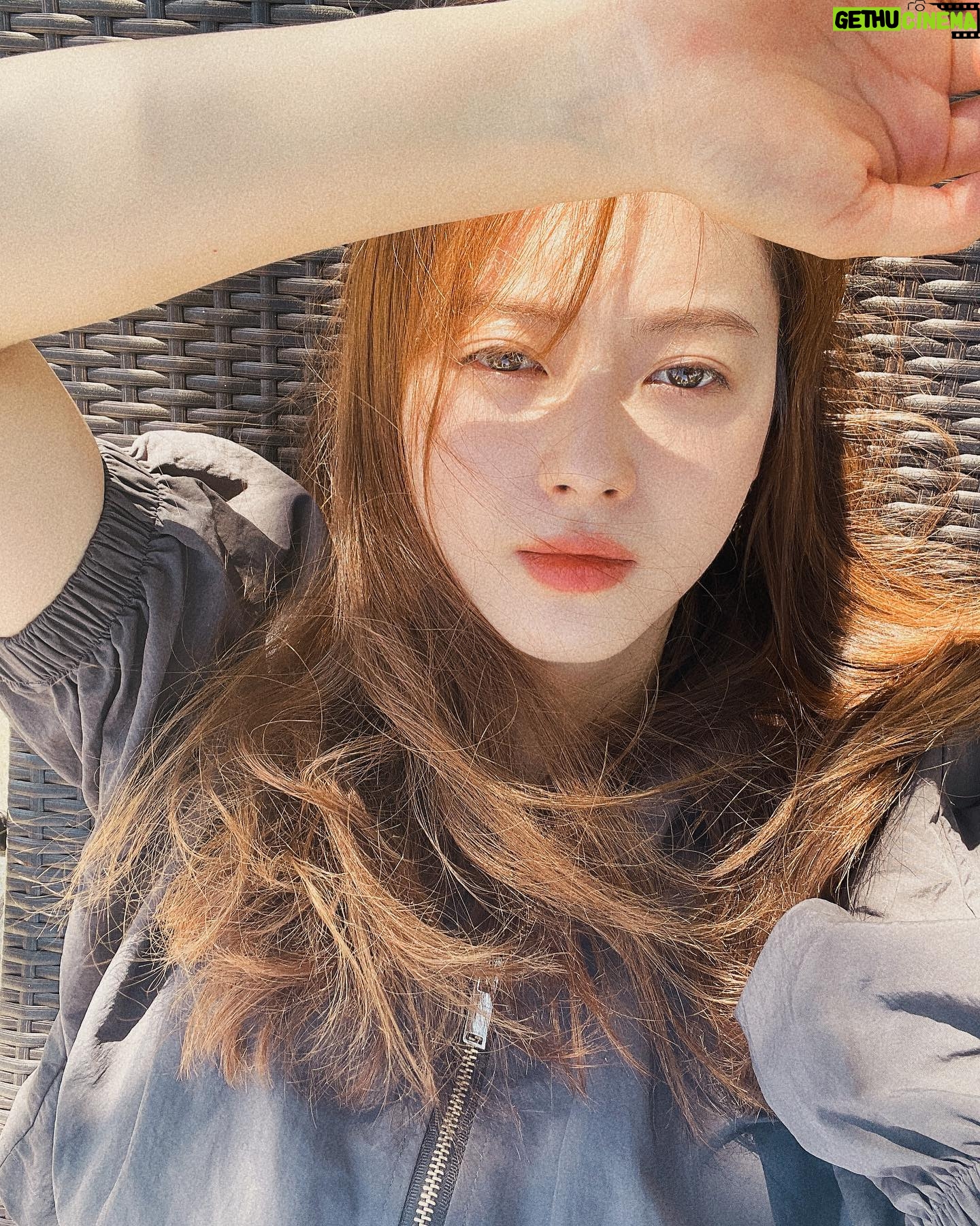 Go Ara - 68.1K Likes - #오늘#아침 ❤️💕#눈부신#햇살 😌💕♥️💕#환절기#일교차#감기#조심하세요 ♥️💕😘