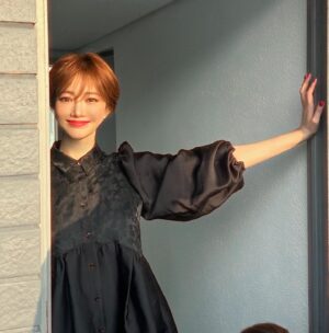 Go Joon-hee Instagram - Who's under me? 🤭 나 한국에서 촬영중이앙 ❣️