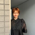 Go Joon-hee Instagram - Who's under me? 🤭 나 한국에서 촬영중이앙 ❣️
