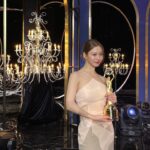 Go Min-si Instagram - 2023년 청룡영화제는 김혜수 선배님께서 한국 영화가, 한국 영화인이 더 아름답게 빛날 수 있도록 만들어주신지 30번째 되는 해 입니다. 그 막을 내리는 날, 제가 30대를 맞이하며 선배님과 함께 했던 영화 밀수로 단 한번 받을 수 있다는 신인상을 제 인생에 남길 수 있음에 고개 숙여 감사드립니다. 하지만 저의 수상소감은 마냥 부족했네요. 그래서 쑥쓰럽고 민망하지만 조금 더 저의 제대로 된 사랑을(?) 길게 전하고자 합니다. 밀수 라는 영화를 만나고 제가 드린 것은 없고 받은 것만 있어 사실 죄송한 마음이 더 많이 듭니다. 촬영 현장에서 받았던 예쁨, 관객분들께 받았던 함성, 모두 다 크나 큰 사랑이였고 꽉 채워진 영화관에서 밀수 무대인사를 하던 날들을 제 평생 잊지 못할거에요. 관객분들께서 함께 해주셨기에 2023년 뜨거운 여름을 더 행복하게 기억 할 수 있었고, 다시 한 번 예전처럼 영화관이 북적이는 모습도 볼 수 있었습니다. 이런 소중한 경험을 할 수 있게 해주신 류승완 감독님과 외유내강 강혜정 대표님, 조성민 부사장님, 강이언니, 차차언니, 그 외 외유내강 식구분들, 혜수 선배님, 정아 선배님, 인성오빠, 종수 선배님, 준면언니, 재화언니, 보비언니, 경혜언니, 세호오빠, 진석오빠, 도원오빠, 민재오빠, 충길오빠, 정수오빠, 수중코치님들, 그 외 밀수 함께 했던 모든 스텝분들과 선배님들께 다시 한 번 뜨거운 마음으로 감사드립니다. 그리고 어제 제가 너무 놀란 나머지 제일 중요한 분 성함을 깜빡 해버렸는데요. 옥분이의 멋진 파트너였던 장도리, 정민오빠! (특별히) 더 감사드려요. 오빤 참 재밌습니다. 함께 연기할 수 있어서 진심으로 영광이였습니다. 밀수 영화 속 옥분이에게 춘자가 롤모델인 것 처럼, 저 또한 혜수 선배님께서 걸어가신 길을 따라 멋지게 성장해 나아갈 수 있도록 제가 사랑하는 연기를 겸손하게, 때로는 옥분이처럼 화끈하게 그렇게 걸어가겠습니다. 그리고 앞으로도 혜수 선배님의 모든 날들을 온 마음을 다 해 있는 힘껏 응원하겠습니다. 밀수를 사랑해주셨던 많은 관객 여러분들과 여름에 만나 어느덧 겨울이 찾아와 한 해를 마무리 하네요. 남은 연말도 건강하게 따뜻하게 잘 보내시길 바라겠습니다. 감사합니다. - 우리가 처음 만나 “밀수있어!” 를 외치던 그 뜨거웠던 여름처럼 온 사랑을 가득 담아 💌 밀수 고옥분 고민시 올림!