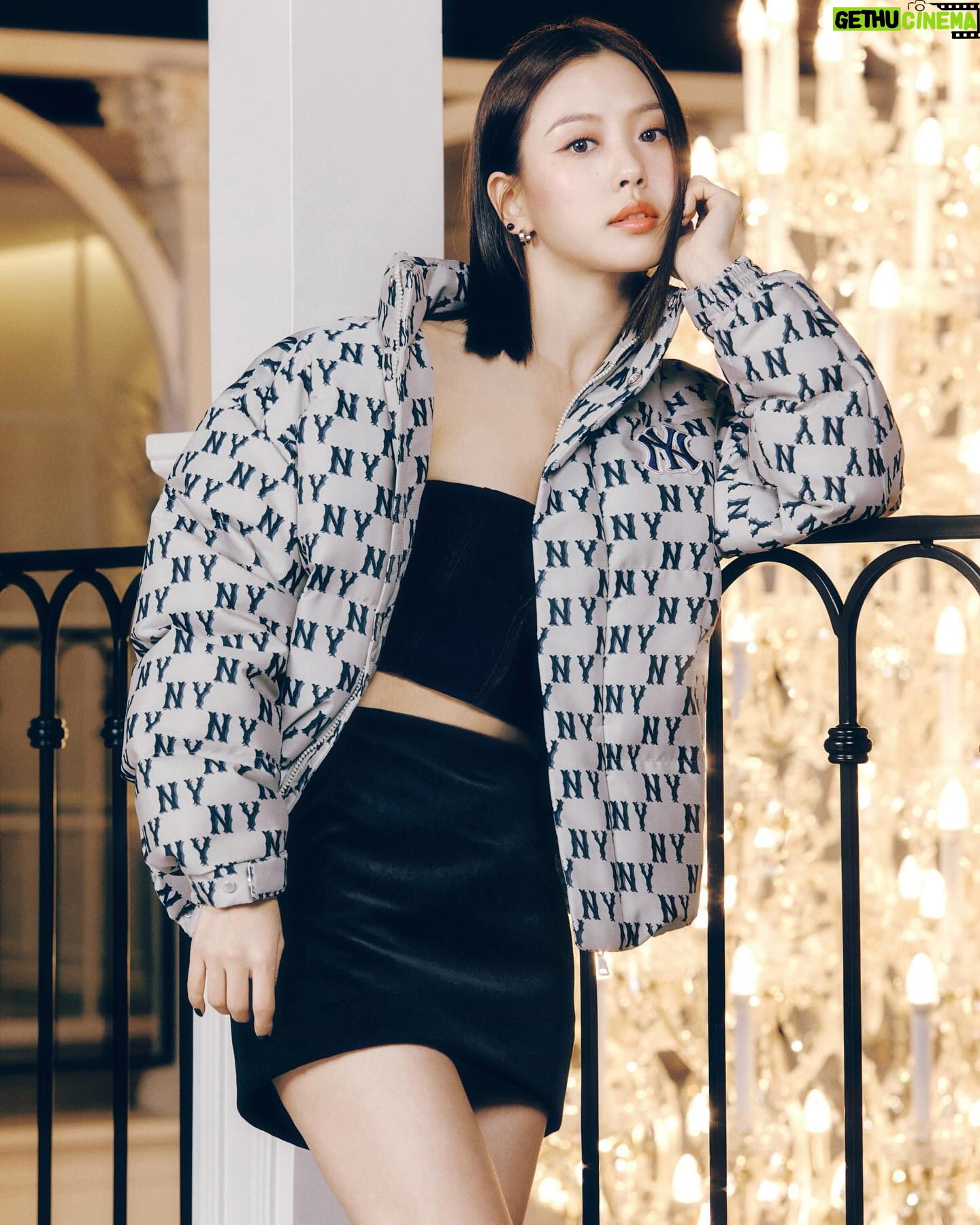 Go Min-si Instagram - @MLBKOREA 🖤🕯️🌨️💂🏻♀️🧤🧞🩵 #AD #MLBCREW #MLB모자 #MLB패딩