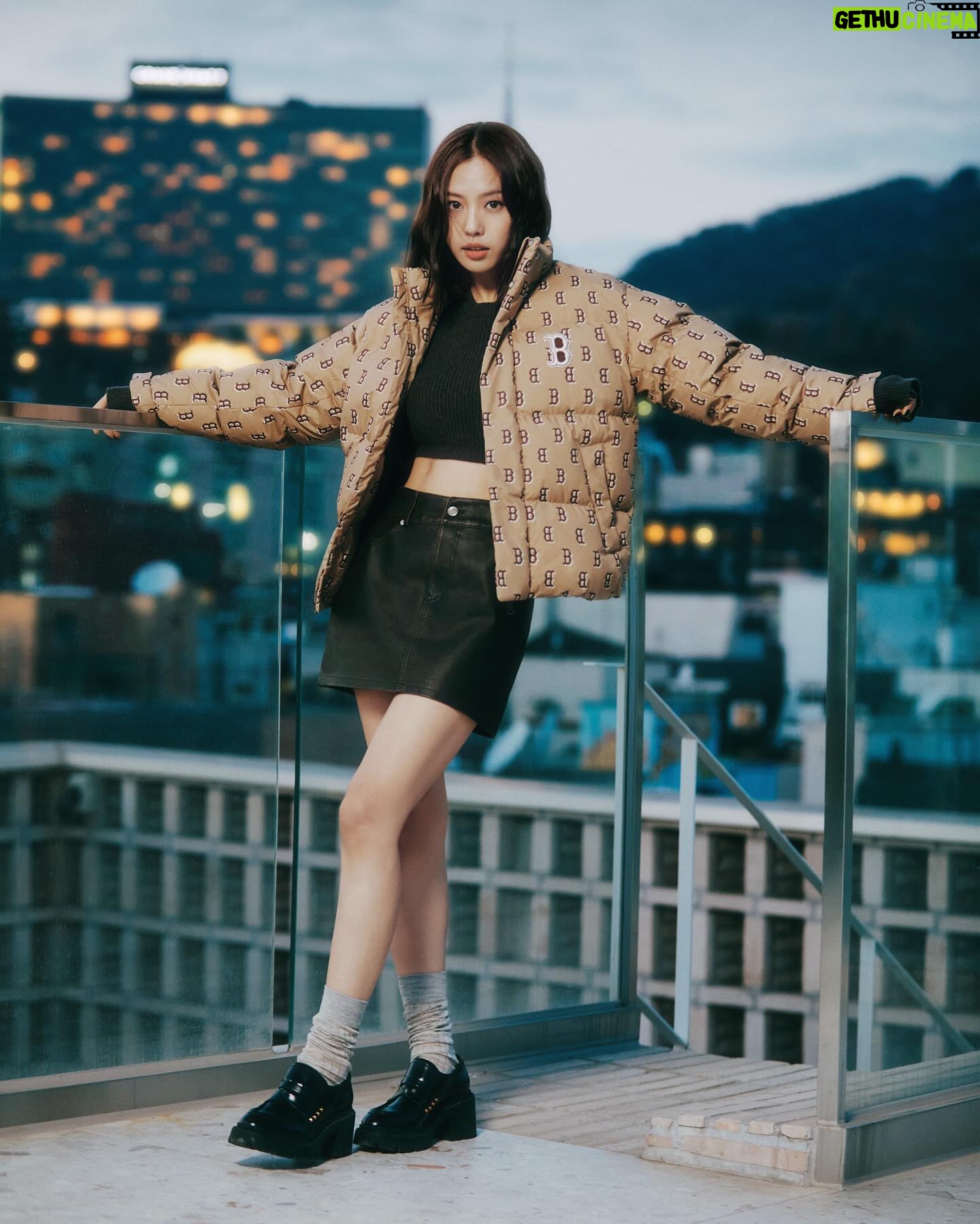 Go Min-si Instagram - @MLBKOREA 🖤🕯️🌨️💂🏻♀️🧤🧞🩵 #AD #MLBCREW #MLB모자 #MLB패딩