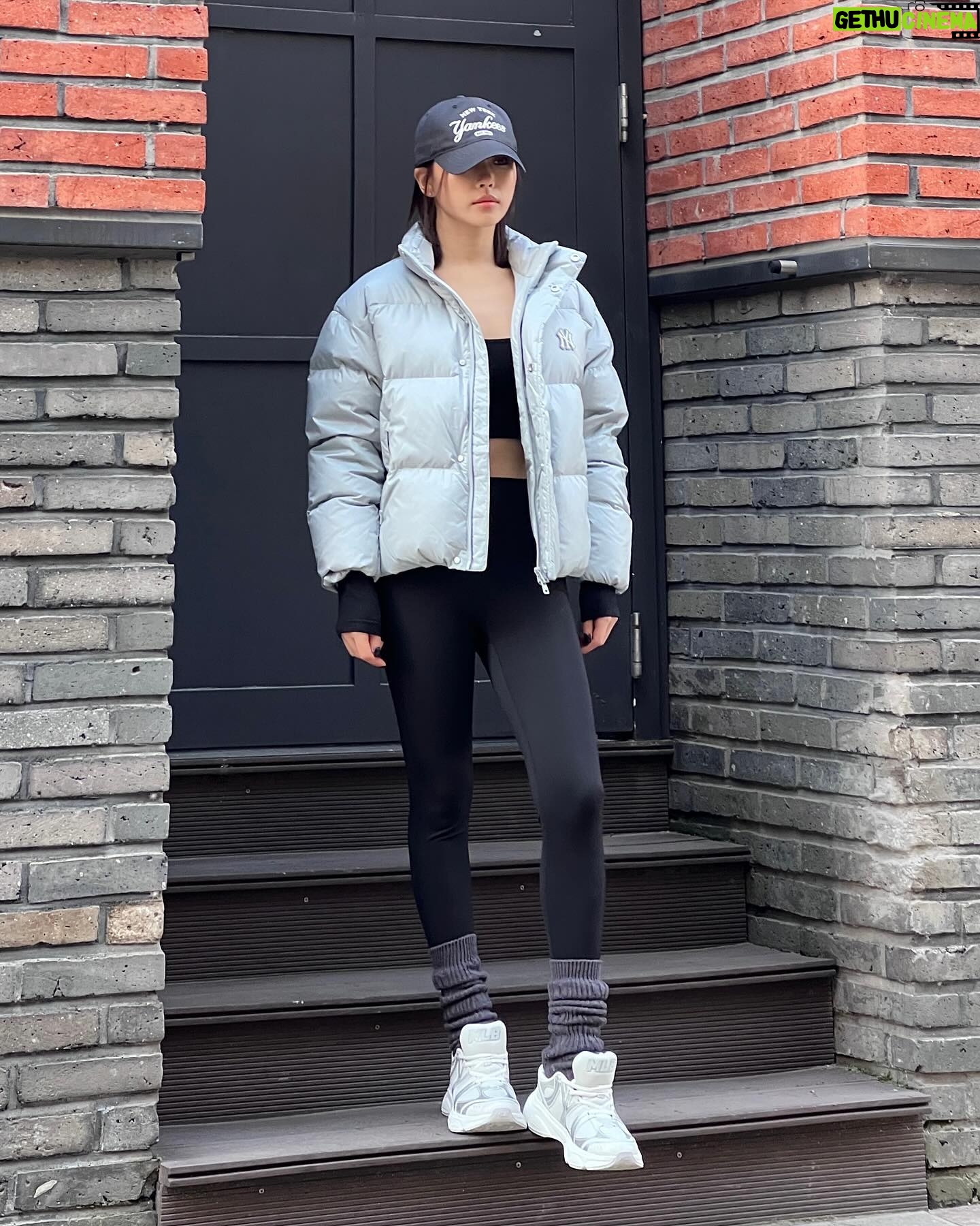 Go Min-si Instagram - @MLBKOREA 🖤🕯️🌨️💂🏻♀️🧤🧞🩵 #AD #MLBCREW #MLB모자 #MLB패딩