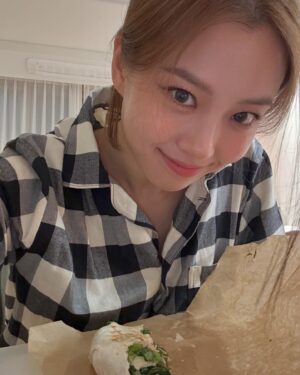 Go Min-si Instagram - 이렇고 저렇고 민시