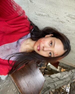 Go Min-si Instagram - 덥고 춥고 쓸쓸하고 외로웠던 은유야 힘내 #SWEETHOME2