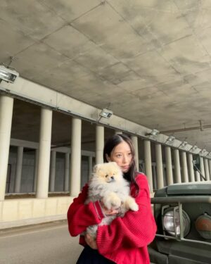 Go Min-si Instagram - 덥고 춥고 쓸쓸하고 외로웠던 은유야 힘내 #SWEETHOME2