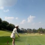 Go Won-hee Instagram - 골프와의 원만한 합의는 실패했지만 예쁜 옷 입고 인생샷은 많이 날렸어요 예쁜 분들과 함께해서 더욱 즐거웠던 라운딩 …🤍 난 성덕이야 🫣