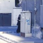 Gohar Kheyrandish Instagram - درود فراوان وشب همگی بخیر... بخشی از فیلم « میکس» به کارگردانی آقای داریوش مهرجویی را برایتان انتخاب کردم. من به همراه «فردوس کاویانی »عزیز و زنده یاد «خسرو شکیبایی»نازنین که در این فیلم نقش کارگردان را بازی میکند را صدا گذاری میکنیم .به ما گفته شد که بیاییم و ماجرای پشت صحنه فیلمِ « بانو » را که فردوس عزیز نقش همسر مرا بازی میکرد باز سازی کنیم . فیلم «میکس »ماجرای پشت صحنه و مراحل ساخت یک فیلم است. در فیلم « بانو» باکتک هایی که او روی برفها به من میزند اداره سانسور هم با این صحنه و هم با بیشتر صحنه های فیلم مشکل داشت بارها در استودیو حاضر می‌شدیم و آقای مهرجویی مجبور میشدند بخشی از فیلم را حذف کنند . به این فیلم سالها اجازه اکران داده نشد . با اینکه من هم کتفم شکست و هم بعداً کلیه ام چرک کرد عاشق این فیلم بودم دلم می‌سوخت که با همه دردسرها یش این فیلم دیده نشود . چون واقعاً همه دراین فیلم بازیهای درخشانی داشتند بخصوص فردوس کاویانی نازنین در همه ی فیلمها و سریال‌هایی که من با ایشان همبازی بوده ام یکبار نشد . دیرسر صحنه حاضر شود از انسانیت ، مهربانی ، خوش خلقی و شریف بودن او هر چقدر بگویم کم گفته ام درست همین سه روز پیش جویای حالش بودم قرار شد بروم واو را ببینم ،خاک بر سر من ،که خودم را گرفتار کار های خانه کردم ودیدار دوباره ما به قیامت افتاد. پ.ن: فیلمها و سریال‌هایی که با «فردوس کاویانی نازنین همبازی بودم. #سریال آینه کارگردان:«غلامحسین لطفی #کلانتری غیره انتفایی کارگردان: یدالله صمدی #میکس کارگردان : داریوش مهرجویی #جنگجوی پیروز کارگردان: مجتبی راعی #یک مردو یک خرس کارگردان: مسعود جعفری جوزانی # بانو کارگردان: داریوش مهرجویی # سایه خیال کارگردان: حسین دلیر #سریال شبی از شبها: کارگردان: فلورا سام
