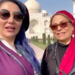 Gohar Kheyrandish Instagram - سلام عزيزانم … امروز از مريم جان كارگردان و نويسنده "فصل قاصدك" خواستم كه از "جيپور"كه محل برگزاري فستيوال است به شهر " آگرا " برويم و تاج محل را از نزديك ببينيم. بعد از پنج ساعت بلاخره به " اگرا "رسيديم . باور كنيد كه با اين ويديو اصلاً قصد نان قرض دادن ِ به هم را نداشتيم و هر دو حرف دلمان را زديم . (تاج محل سمبل عشق ابدی و وفاداری به همسر است.) "تاج محل "به فرمان "جهان شاه" (Shah Jahan)، یکی از امپراتورهای بزرگ مغول از نسل تامرلان، به یادبود همسرش "ممتاز محل "(Mumtaz Mahal)  كه در سال ۱۶۳۱ فوت كرده است بنا شده شاه تصمیم ميگيرد بعد از مرگ همسرش با ساخت بنایی زیبا وعظیم همسرش را جاودانه کند. از اینرو آرامگاهی زیبا در کنار رود "جمنا "ساخت. وی قصد داشت برای خود نیز آرامگاهی در کران دیگر رود "جمنا" بسازد و این دو بنا را با پلی به یکدیگر متصل کند تا نشانه‌ای برای پیوند همیشگی او و همسرش باشد. دلدادگی «شاه جهان» امپراتور گورکانی هند به همسر ایرانی و محبوبش «ارجمند بانو بیگم» و قصه تلخ فراق آنان بود که تاج محل را به سمبلی از عشق در جهان تبدیل کرد. "احمد لاهوری و برادرش استاد حمید لاهوری سرمعماران ایرانی سازنده تاج محل بودند. این بنای بزرگ، در یک باغ پهناور ۱۸ هکتاری قرار دارد، که در مرکز این باغ یک نهر آب طولانی وجود دارد که به شیوه باغ‌های ایرانی ساخته شده‌است. در داخل آرامگاه یا درگاه تاج محل (از عجایب هفتگانه جدید جهان در یونسکو) قبر شاه جهان و ارجمندبانو وجود دارد که با سنگ مرمر یکپارچه تزئین شده‌است و کنار سنگ مرمر قبر سمت راست به خط نسخ فارسی رایج دوره صفویه نوشته‌ای حک شده است. جالب اينكه در حاشيه ستون مرمر اسم «استاد عیسی شیرازی نقشه‌نویس» ملقب به «عیسی خان» به‌عنوان طراح و معمار اصلی عمارت نوشته شده بود. پ ن: براي حفظ اين آثار زيبا كه از عجايب هفت گانه بشمار ميرود از بردن هر گونه خواركي به جز آب جلوگيري ميشد و در موقع ورود به محل اصلي و مقبره براي تميز نگه داشتن اين باغ و بنا حتماً بايد از كاور هايي براي پوشاندن پا و كفش استفاده ميكرديم ضمناً براي آسيب نديدن نقاشيهاو منبت كاريهاي ديوار داخل مقبره اجازه عكاسي داده نميشد.#تاج_محل#آگرا #فصل_قاصدك# فيلم فستيوال_جيپور#jaipurfilmfestival