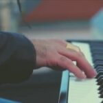 Gohar Kheyrandish Instagram - اصلا‌ًًٍ هیچوقت به ذهنمون خطور نمی‌کرد روزی شاد ترین آهنگ خوزستان را پر از اندوه بشنویم مثل خودِ خوزستان. 💥💥💥💥💥💥💥💥💥💥 لب کارون چه گلبارون ‎میشه وقتی که میشینند دلدارون ‎تو قایق ها دور از غم ها ‎میخونند نغمه خوش لب کارون ‎هر روز تنگ غروب تو شهر ما ‎صفا داره لب شط پای نخلا ‎خوشیم با چنگالی و ساغر و می ‎میشه با شادی و غم زمانه طی ‎چه خوب و قشنگه ‎لب کارون چه گلبارون ‎میشه وقتی که میشینند دلدارون ‎تو قایق ها دور از غم ها ‎میخونند نغمه خوش لب کارون ‎تا چلچراغ آسمون پیدا میشه ‎سر گذارنیمه شب غوغا میشه ‎دسته دسته دخترون اهوازی ‎میان بیرون از خونه با طنازی ‎گیسوها پریشون ‎همه شاد و خندون ‎قد بلند و خوشگل ‎همه ره زن دل ‎چه خوب و قشنگه ‎لب کارون چه گلبارون ‎میشه وقتی که میشینند دلدارون ‎تو قایق ها دور از غم ها ‎میخونند نغمه خوش لب کارون ‎هر روز تنگ غروب تو شهر ما ‎صفا داره لب شط پای نخلا ‎خوشیم با چنگالی و ساغر و می ‎میشه با شادی و غم زمانه طی ‎چه خوب و قشنگه ‎لب کارون چه گلبارون ‎میشه وقتی که میشینند دلدارون ‎تو قایق ها دور از غم ها ‎میخونند نغمه خوش لب کارون ‎تا چلچراغ آسمون پیدا میشه ‎سر گذارنیمه شب غوغا میشه ‎دسته دسته دخترون اهوازی ‎میان بیرون از خونه با طنازی ‎گیسوها پریشون ‎همه شاد و خندون ‎قد بلند و خوشگل ‎همه ره زن دل ‎چه خوب و قشنگه ‎لب کارون چه گلبارون ‎میشه وقتی که میشینند دلدارون ‎تو قایق ها دور از غم ها ‎میخونند نغمه خوش لب کارون## تسلیت آبادان #لب_کارون #آغاسی#سعید_برونا#پیمان_قدیری #متروپل #ابادان #سوم_خرداد_سالروز_آزادسازی_خرمشهر @labekarun @Abu_ghazileh @saeid_borna_ @peyman.ghadiri1
