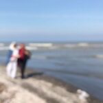 Gohar Kheyrandish Instagram - سلام عزیزانم شبتان خوش ... سالهاست که به مازندران میروم و هیچوقت فرصت نکرده ام به کنار دریا بروم در راه برگشت از شوهر خواهرم خواهش کردم‌به کنار دریا برویم و از من وخواهرم فیلمی کوتاه بگیرد . میخواهیم ادای آدمهای خوشحال و خوشبخت را دربیاوریم انگار که هیج غصه ای نداریم نه بیماری ، نه گرانی بیدادمیکند‌، نه بچه هایمان ناامیدو بیکارند، نه مردم عزیز ‌و‌همکارانمان‌ بخاطر بی کفایتی با بیماری #کرونا از دست داده ایم ونه ... پ.ن: با اینکه آدم بی دست و پایی نیستم سر فیلمبرداری تا دلتان بخواهد آسیب دیده ام وبارها خواهر مهربانم « مریم بانو » همیشه از منِ آسیب دیده مراقبت و پرستاری کرده است . از همین جا هزار بار صورت و دستان پر از مهر ش را میبوسم خدا اورا برای من و خانواده حفظ کند. # خواهر#مهربان#مریم#جعفر#دریا#کرونا#مارندران