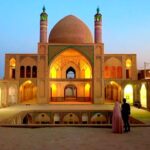 Gohar Kheyrandish Instagram – سلام عزيزان شب خوش…
و سلام بر روزه داران گرامي طاعات و عبادات  شما قبول.
صداي فرزند خلف خسرو آواز ايران ” همايون جانِ شجريان” را به نام ” ديار عاشقي هايم ” ( به نام نامي ايران به نام نامي انسان) را پيش كش شما مردم سرزمينم ميكنم . تصاوير شكوهمند شهرهاي  خودمان را با هم ببينيم .اين چند دقيقه را با آرامش به تماشا بنشنيم شايد كه مرحمي باشد برغمها و مشكلات زندگيمان.
كارگردان: مسعود علي محمدي
موسيقي: غلامرضا صادقي
شعر : اسحاق انوار- بهمن محمد زاده
تهيه شده در شبكه آفتاب.
متن آهنگ دیار عاشقی هایم از همایون شجریان کامل
به نام نامی ایران به نام نامی انسان به آیین وفاداران به راه و رسم بیداران ≈•
دلی دارم پر از خورشید نگاهی روشن از باران نگاهی روشن از باران ≅·
جز دوست نمیخوانم جز مهر نمیدانم جز عشق نمیخواهم ≈•
من زاده ی ایرانم جز مهر نمیدانم 
تویی دلبستگیهایم پناه خستگیهایم به هر جا میروم از تو دوباره در تو می آیم ≈•
کران تا بیکران عشق است بیابان در بیابانت هوای زندگی دارد خیابان در خیابانت ≅·
جهان تا هست خواهم بود اگر تو‌ جان من باشی برایم خانه باشی خاک باشی و وطن باشی ≈•
دیار عاشقیهایم تمام سهم دنیایم تو را من زندگی کردم به تعداد نفسهایم ≅·
کران تا بیکران عشق است بیابان در بیابانت هوای زندگی دارد خیابان در خیابانت ≈•
تو آن آغوش بی اندازه هستی برای وسعت تنهایی من ≅·
من از چشم تو میبینم جهان را تویی آیینه ی بینایی من ≈•
جهان تا هست خواهم بود اگر تو‌ جان من باشی برایم خانه باشی خاک باشی و وطن باشی ≅·
من از تو جان گرفته ام کنم فدای تو ز‌ جان گذر نمیتوان مگر برای تو ≈•
دل از تو بر نمیکنم تویی جهان من دچار تو‌ نمیکند دل از هوای تو ≅·
#همایون_شجریان #موسیقی_خوب_گوش_کنیم
