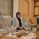 Gohar Kheyrandish Instagram - سلام عزیران شبِ نوروزیتان قشنگ... لطفاً ورق برنید: فیلم« فصل قاصدک» پس از ‌دریافت جایزه رز زرد از جشنواره جیپور، این بار منتخب پنجمین جشنواره دهلی شد. فیلم سینمایی «فصل قاصدک» ساخته «مریم پیربند» با بازی « گوهر خیراندیش» در بخش رقابتی جشنواره بین‌المللی فیلم دهلی به نمایش در می‌آید. پنجمین جشنواره بین المللی دهلی از تاریخ بیست و پنج تا بیست و هفت مارس سال جاری در دهلی نو، کشور هند برگزار می‌شود. برگزیدگان بخش رقابتی این جشنواره در تاریخ هجدهم مارچ اعلام شدند. طبق آمار ارائه شده توسط وب سایت جشنواره، از میان تعداد بیشمار فیلمهای ثبت نام شده، شانزده فیلم بلند در بخش مسابقه حضور دارند و فصل قاصدک در کنار پانزده فیلم از سراسر جهان به رقابت می پردازد. بطور کلی جشنواره در بخشهای فیلمهای سینمایی بلند، مستند سینمایی، فیلم های کوتاه ومستند، انیمیشن، سریال اینترنتی، فیلمهای موبایلی، فیلمهای دانشجویی برگزار می شود. این دومین حضور رقابتی «فصل قاصدک» است. این فیلم در ماه ژانویه سال جاری موفق به دریافت جایزه رز زرد از چهاردهمین جشنواره جیپور شد. «فصل قاصدک» به نویسندگی و کارگردانی مریم پیربند با حضور بازیگران و عواملی از کشورهای ایران، ایتالیا، یونان، مصر، اکراین، آمریکا و آفریقا، در لس‌آنجلس فیلمبرداری و توسط علیرضا پیربند در ایران تدوین شده است. «فصل قاصدک» داستان یک خانواده مهاجر ایرانی است که با فرار دخترشان از مراسم عروسی، با مشکلات متعددی روبرو می‌شوند. از نکات قابل توجه این فیلم حضور رودی یانگ بلاد، بازیگر فیلم آپوکالیپتو اثر مل گیبسون، مقابل گوهر خیراندیش و سعید بدریه ستاره سینمای مصر است. دیگر بازیگران این فیلم رضا موسوی، نیما جعفری و سایه یابنده، استن ھارینگتون، ایان لایر، شانون موری، ارین میراکل، آنابل مونرو، مایکل مینو می باشند. سایر عوامل این فیلم فیلمبرداران: افشین احمدی، استفانو میلا، تدوین: علیرضا پیربند، آهنگساز: بهزاد عبدی، صدابردار: اریک روسو و نوءل پالاسیوس ، طراحی صدا: حسین مهدوی، استودیو اوگو ساوند، طراح چهره: ویکتوریا ولاسنکو، طراح نور: کوری بارون، طراح صحنه: نازنین بختیاری، دستیار کارگردان: جان ماک کلی، منشی صحنه: سی سی اسپارکس. مدیر تولید : تریسا وستون، اصلاح رنگ: محمدرضا تیموری. مدیریت پست پروداکشن: سندی چوکاداریان تدارکات: لورین وو. #سینمایی_ایرانی #فیلم_سینمایی #فستیوال_کن #فستیوال_جیپور #فستیوال_دهلی#جشنوار_دهلی#سینما