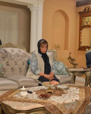 Gohar Kheyrandish Instagram - سلام عزیران شبِ نوروزیتان قشنگ...
 لطفاً ورق برنید:
 فیلم« فصل قاصدک»
پس از ‌دریافت جایزه رز زرد از جشنواره جیپور، این بار منتخب پنجمین جشنواره دهلی شد.

فیلم سینمایی «فصل قاصدک» ساخته «مریم پیربند» با بازی « گوهر خیراندیش» در بخش رقابتی جشنواره بین‌المللی فیلم دهلی به نمایش در می‌آید. 
پنجمین جشنواره  بین المللی دهلی از تاریخ بیست و پنج تا بیست و هفت مارس  سال جاری در دهلی نو، کشور هند برگزار می‌شود.
برگزیدگان بخش رقابتی این جشنواره در تاریخ هجدهم مارچ اعلام شدند. طبق آمار ارائه شده توسط وب سایت جشنواره، از میان تعداد بیشمار فیلمهای ثبت نام شده، شانزده فیلم بلند در بخش مسابقه حضور دارند و فصل قاصدک در کنار پانزده فیلم از سراسر جهان به رقابت می پردازد.  بطور کلی جشنواره در بخشهای فیلمهای سینمایی بلند، مستند سینمایی، فیلم های کوتاه ومستند، انیمیشن، سریال اینترنتی، فیلمهای موبایلی، فیلمهای دانشجویی برگزار می شود. 
این دومین حضور رقابتی «فصل قاصدک» است. این فیلم در ماه ژانویه سال جاری موفق به دریافت جایزه رز زرد از چهاردهمین جشنواره جیپور شد. 

«فصل قاصدک» به نویسندگی و کارگردانی مریم پیربند با حضور بازیگران و عواملی از کشورهای ایران، ایتالیا، یونان، مصر، اکراین، آمریکا و آفریقا، در لس‌آنجلس فیلمبرداری و توسط علیرضا پیربند در ایران تدوین شده است. 
«فصل قاصدک» داستان یک خانواده مهاجر ایرانی است که با فرار دخترشان از مراسم عروسی، با مشکلات متعددی روبرو می‌شوند. از نکات قابل توجه این فیلم حضور رودی یانگ بلاد، بازیگر فیلم آپوکالیپتو اثر مل گیبسون، مقابل گوهر خیراندیش و سعید بدریه ستاره سینمای مصر است.
 دیگر بازیگران این فیلم رضا موسوی، نیما جعفری و سایه یابنده، استن ھارینگتون،  ایان لایر، شانون موری، ارین میراکل، آنابل مونرو، مایکل مینو می باشند. 

سایر عوامل این فیلم فیلمبرداران: افشین احمدی، استفانو میلا، تدوین: علیرضا پیربند، آهنگساز: بهزاد عبدی، صدابردار: اریک روسو و نوءل پالاسیوس ، طراحی صدا: حسین مهدوی،  استودیو اوگو ساوند، طراح چهره: ویکتوریا ولاسنکو، طراح نور: کوری بارون، طراح صحنه: نازنین بختیاری، دستیار کارگردان: جان ماک کلی، منشی صحنه: سی سی اسپارکس. مدیر تولید : تریسا وستون، اصلاح رنگ: محمدرضا تیموری. مدیریت پست پروداکشن: سندی چوکاداریان تدارکات: لورین وو.
#سینمایی_ایرانی #فیلم_سینمایی #فستیوال_کن #فستیوال_جیپور #فستیوال_دهلی#جشنوار_دهلی#سینما