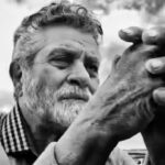Gohar Kheyrandish Instagram - درودو شبِ همگی خوش... بهروز عزیز , ما پای رفاقتمان نه ابستادیم خودم را میگویم دستم را روی کلاه خودم گذاشته ام و خفقان گرفته ام .چون با هر انتقاد کوچک ممنوع از کار میشویم ؛ونانمان آجر میشود. امیدوارم ، بتوانیم در ایران عزیزمان شاهد هنرنمایی تک تک هنرمندان دور از وطن باشیم . بهروز وثوقی (زادهٔ ۲۰ اسفند ۱۳۱۶) بازیگر ایرانی است. او قبل از بازیگری در سینما، کارمند ادارهٔ دارایی و بعد دوبلور و گویندهٔ رادیو تلویزیون بود. او برادر چنگیز وثوقی و شهراد وثوقی است که هر دو در ایران به کار بازیگری مشغول‌اند. نقش‌های برجسته‌اش شامل فیلم‌های مسعود کیمیایی همچون قیصر (۱۳۴۸)، رضا موتوری (۱۳۴۹)، داش آکل (۱۳۵۰)، خاک (۱۳۵۲) و گوزن‌ها (۱۳۵۳) می‌شود. بهروز وثوقی در طول فعالیت هنری‌اش بارها نامزد و برندهٔ جوایزِ جشنواره‌های مختلف شد که از مهم‌ترین آن‌ها می‌توان به کسب دو مجسمهٔ سپاس بهترین بازیگر نقش اول مرد برای فیلم‌های قیصر و رضا موتوری و جایزهٔ بز بالدار جشنوارهٔ جهانی فیلم تهران برای فیلم گوزن‌ها اشاره کرد. او به‌خاطر نقش شمایل‌وارش در فیلم قیصر از سوی سینمادوستان ایرانی به «قیصر سینمای ایران» ملقب شده‌است. #بهروزوثوقی #گوهرخیراندیش #محمدرضاشجریان #کیهان_کلهر #ناصر_ملک_مطیعی #ناصرحجازی#سوته_دلان #شهرهآغداشلو #گلشبفته_فراهانی #قیصر