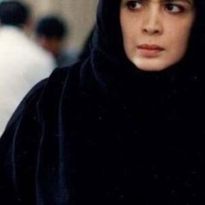 Gohar Kheyrandish Instagram - آخ که کاممان زهر شد ازاین همه رفتن های نا بهنگام ...
درود فراوان به شما عزیزان.
بخشی کوتاه از حضور « بیتا جان فرهی» در فیلم « بانو»  را شاهد هستید .
در تمام مدت بستری شدنش احولپرس او بودم همین هفته علی آقا ی دهکردی عزیز از بهتر شدنِ حال بیتا جان زیبا و دوست داشتنی  گفت و من خوشحال از اینکه خطر بر طرف شده است ، داشتم تجربه ی خودم را از دوران کرنا و درگیر شدن ِ ریه ام می گفتم ؛ که با مشورت پزشک بهتر است « بیتا » جان  حالا که حالشان  بهتر شده است فیزیوتراپی ریه هم بشوند . و امروز  این مرگ نابهنگام افسوس و صد افسوس... 
 👈همه ی همکاران ِ عزیزم که  با فیلم‌هایشان جاودانه شدند و  در این فیلم حضور داشتند : آقای بازیگر  استاد #عزت الله انتظامی ،#بیتا فرحی #خسروی شکیبایی عزیز ، بانو #نادره جان مهربان ، #فتحعلی اویسی ی ِشیرین و دوست داشتنی ، #فردوس کاویانی،  انسانی شریف،  #جلال مقدم کارگردان و بازیگر  توانا ، #میرصلاح حسینی عزیز ،  و موسیقی دان نازنینی چون #ناصر چشم آذر ، #ژیلا مهرجویی  طراح لباس کاربلد و عالیجناب #داریوش مهرجویی نازنین و تعدادی از عوامل زحمت کش فیلم بانو که دیگر در میان ما نیستند . 
پ. ن. همه‌ی این دردانه ها  اصلاً وقت رفتنشان نبود و با مرگشان خانواده ی سینما را  داغدار کردند .
لطفاً ورق بزنید .
#داریوش_مهرجویی#خسرو_شکیبایی #بیتا_فرهی#عزت الله_انتظامی#فردوس_کاویانی#جلال_مقدم#حمیده_خیرابادی# فتحعلی اویسی #ناصر_چشم اذر#ژیلا_مهرجویی#میرصلاح_حسینی