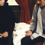 Gohar Kheyrandish Instagram - آخ که کاممان زهر شد ازاین همه رفتن های نا بهنگام ... درود فراوان به شما عزیزان. بخشی کوتاه از حضور « بیتا جان فرهی» در فیلم « بانو» را شاهد هستید . در تمام مدت بستری شدنش احولپرس او بودم همین هفته علی آقا ی دهکردی عزیز از بهتر شدنِ حال بیتا جان زیبا و دوست داشتنی گفت و من خوشحال از اینکه خطر بر طرف شده است ، داشتم تجربه ی خودم را از دوران کرنا و درگیر شدن ِ ریه ام می گفتم ؛ که با مشورت پزشک بهتر است « بیتا » جان حالا که حالشان بهتر شده است فیزیوتراپی ریه هم بشوند . و امروز این مرگ نابهنگام افسوس و صد افسوس... 👈همه ی همکاران ِ عزیزم که با فیلم‌هایشان جاودانه شدند و در این فیلم حضور داشتند : آقای بازیگر استاد #عزت الله انتظامی ،#بیتا فرحی #خسروی شکیبایی عزیز ، بانو #نادره جان مهربان ، #فتحعلی اویسی ی ِشیرین و دوست داشتنی ، #فردوس کاویانی، انسانی شریف، #جلال مقدم کارگردان و بازیگر توانا ، #میرصلاح حسینی عزیز ، و موسیقی دان نازنینی چون #ناصر چشم آذر ، #ژیلا مهرجویی طراح لباس کاربلد و عالیجناب #داریوش مهرجویی نازنین و تعدادی از عوامل زحمت کش فیلم بانو که دیگر در میان ما نیستند . پ. ن. همه‌ی این دردانه ها اصلاً وقت رفتنشان نبود و با مرگشان خانواده ی سینما را داغدار کردند . لطفاً ورق بزنید . #داریوش_مهرجویی#خسرو_شکیبایی #بیتا_فرهی#عزت الله_انتظامی#فردوس_کاویانی#جلال_مقدم#حمیده_خیرابادی# فتحعلی اویسی #ناصر_چشم اذر#ژیلا_مهرجویی#میرصلاح_حسینی