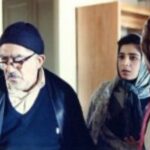 Gohar Kheyrandish Instagram - آخ که کاممان زهر شد ازاین همه رفتن های نا بهنگام ... درود فراوان به شما عزیزان. بخشی کوتاه از حضور « بیتا جان فرهی» در فیلم « بانو» را شاهد هستید . در تمام مدت بستری شدنش احولپرس او بودم همین هفته علی آقا ی دهکردی عزیز از بهتر شدنِ حال بیتا جان زیبا و دوست داشتنی گفت و من خوشحال از اینکه خطر بر طرف شده است ، داشتم تجربه ی خودم را از دوران کرنا و درگیر شدن ِ ریه ام می گفتم ؛ که با مشورت پزشک بهتر است « بیتا » جان حالا که حالشان بهتر شده است فیزیوتراپی ریه هم بشوند . و امروز این مرگ نابهنگام افسوس و صد افسوس... 👈همه ی همکاران ِ عزیزم که با فیلم‌هایشان جاودانه شدند و در این فیلم حضور داشتند : آقای بازیگر استاد #عزت الله انتظامی ،#بیتا فرحی #خسروی شکیبایی عزیز ، بانو #نادره جان مهربان ، #فتحعلی اویسی ی ِشیرین و دوست داشتنی ، #فردوس کاویانی، انسانی شریف، #جلال مقدم کارگردان و بازیگر توانا ، #میرصلاح حسینی عزیز ، و موسیقی دان نازنینی چون #ناصر چشم آذر ، #ژیلا مهرجویی طراح لباس کاربلد و عالیجناب #داریوش مهرجویی نازنین و تعدادی از عوامل زحمت کش فیلم بانو که دیگر در میان ما نیستند . پ. ن. همه‌ی این دردانه ها اصلاً وقت رفتنشان نبود و با مرگشان خانواده ی سینما را داغدار کردند . لطفاً ورق بزنید . #داریوش_مهرجویی#خسرو_شکیبایی #بیتا_فرهی#عزت الله_انتظامی#فردوس_کاویانی#جلال_مقدم#حمیده_خیرابادی# فتحعلی اویسی #ناصر_چشم اذر#ژیلا_مهرجویی#میرصلاح_حسینی