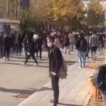 Gohar Kheyrandish Instagram - درود مردم عزیزم ... مرا ببخشید برای نشان دادن شقاوت این جنایتکار . ببنید چگونه با لباس شخصی مردم بی‌گناهی که بدنبال حقوق اولیه انسانی خود هستند را اینگونه با اسلحه کمری ( کلت )می کشد . ننگ بر تو باد. بیشرف واژه کوچکی است برای تو جلاد. #مهسا_امینی #mahsaamini #نیکا_شاکرمی #ساربنا_اسماعیل_زاده #مهرشاد_شهیدی زن_زندگی_ازدی