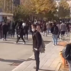 Gohar Kheyrandish Instagram - درود مردم عزیزم ...
مرا ببخشید برای نشان دادن شقاوت این جنایتکار . ببنید چگونه با لباس شخصی مردم بی‌گناهی که بدنبال حقوق اولیه انسانی خود هستند را  اینگونه با اسلحه کمری ( کلت )می کشد . ننگ بر تو باد. بیشرف واژه کوچکی است برای تو جلاد.
#مهسا_امینی
#mahsaamini
#نیکا_شاکرمی
#ساربنا_اسماعیل_زاده
#مهرشاد_شهیدی
زن_زندگی_ازدی