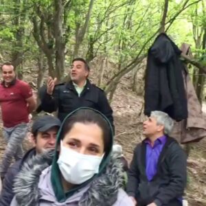 Gohar Kheyrandish Instagram - سلام به مردم مظلوم کشورم...
چه کسی جوابگوی مرگ تک تک عزیزانمان خواهد بود . 
 علی عزیز تو  به نقش  های زیادی جان بخشیدی ؛ با کارهایت هرگز از خاطر نخواهی رفت در تو شور زندگی جریان داشت علی جان . تو  وامثال تو قربانی بی کفایتی مسئولینی شده ایدکه جان مردم  ایران برایشان اهمیتی ندارد. 
من به خانواده تمام مردم ایران ، به شما . سهیلاجان همسر مهربان و صباجان دختر نازنین علی عزیز  تسلیت میگویم . 
#کرونا
#واکسن_کرونا_ مطالبه ملی
#علی_سلیمانی # علی _انصاریان#آیدین_الفت
#مهرداد_میناوند# و...