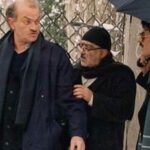Gohar Kheyrandish Instagram - آخ که کاممان زهر شد ازاین همه رفتن های نا بهنگام ... درود فراوان به شما عزیزان. بخشی کوتاه از حضور « بیتا جان فرهی» در فیلم « بانو» را شاهد هستید . در تمام مدت بستری شدنش احولپرس او بودم همین هفته علی آقا ی دهکردی عزیز از بهتر شدنِ حال بیتا جان زیبا و دوست داشتنی گفت و من خوشحال از اینکه خطر بر طرف شده است ، داشتم تجربه ی خودم را از دوران کرنا و درگیر شدن ِ ریه ام می گفتم ؛ که با مشورت پزشک بهتر است « بیتا » جان حالا که حالشان بهتر شده است فیزیوتراپی ریه هم بشوند . و امروز این مرگ نابهنگام افسوس و صد افسوس... 👈همه ی همکاران ِ عزیزم که با فیلم‌هایشان جاودانه شدند و در این فیلم حضور داشتند : آقای بازیگر استاد #عزت الله انتظامی ،#بیتا فرحی #خسروی شکیبایی عزیز ، بانو #نادره جان مهربان ، #فتحعلی اویسی ی ِشیرین و دوست داشتنی ، #فردوس کاویانی، انسانی شریف، #جلال مقدم کارگردان و بازیگر توانا ، #میرصلاح حسینی عزیز ، و موسیقی دان نازنینی چون #ناصر چشم آذر ، #ژیلا مهرجویی طراح لباس کاربلد و عالیجناب #داریوش مهرجویی نازنین و تعدادی از عوامل زحمت کش فیلم بانو که دیگر در میان ما نیستند . پ. ن. همه‌ی این دردانه ها اصلاً وقت رفتنشان نبود و با مرگشان خانواده ی سینما را داغدار کردند . لطفاً ورق بزنید . #داریوش_مهرجویی#خسرو_شکیبایی #بیتا_فرهی#عزت الله_انتظامی#فردوس_کاویانی#جلال_مقدم#حمیده_خیرابادی# فتحعلی اویسی #ناصر_چشم اذر#ژیلا_مهرجویی#میرصلاح_حسینی