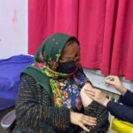 Gohar Kheyrandish Instagram - سلام عزيزانم شب بخير … به لطف خانم " دريا محمدي" پرستار مهربان و نازنين امروز دوز سوم واكسن # كرونا" رادر بيمارستان " اختر " زدم به اميد اينكه همه عزيزان بتوانند واكسنهاي خودشان را به موقع بزنند . از اينجا به تما م بازماندگان آن دسته از مردمي كه عزيزانشان را به دليل كمبود واكسن از دست داده اند . تسليت ميگويم . پ.ن : درضمن متأسفانه من هر بار واكسن# كرنا را زدم دچار تب و لرز شده ام به گفته پزشكان محترم جاي هيچ گونه نگراني نيست. # كرنا# واكسن# # بيتا_ميلاني #سلامتي_حق_مسلم_همه_است#بيمارستان_اختر #پرستار#دكتر#تب#لرز#استخوان_درد
