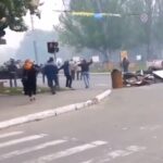 Gohar Kheyrandish Instagram - سلام عزیزانم... وای وای ... خدایا این مردم جانشان همانقدر ارزش دارد که مردم؛ فلسطین ، سوریه، افغانستان ، یمن ، عراق و ... آوخ که با دیدن این همه شقاوت و جنگ ِقدرتها خاطرات تلخ هشت سال جنگ و آوارگی گذشته را برایم زنده میکند. این هم از بهار و عید امسال امان !!!!!دوسال است که درگیر ویروس منحوس # کرونا ،گرانی ،فقر ،بیماری ، بیکاری و ناامیدی نسبت به آینده هستیم و بودیم و حالا هم این جنگ منحوس !!!! #بی_تفاوت_نباشیم# نه_به_جنگ## اوکراین#کی_یف #کی_یف_اوکراین #صلح #صلح_جهانی #کودکان #مردم#آوارگی