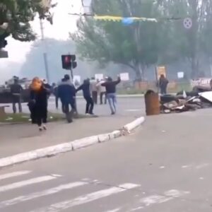 Gohar Kheyrandish Instagram - سلام عزیزانم...
 وای وای ... خدایا این مردم جانشان همانقدر ارزش دارد که مردم؛ فلسطین ، سوریه، افغانستان ، یمن ، عراق  و ... آوخ که با دیدن این همه شقاوت و جنگ ِقدرتها خاطرات تلخ هشت سال جنگ و آوارگی گذشته را برایم زنده  میکند. این هم از بهار و عید امسال امان !!!!!دوسال است که درگیر ویروس منحوس # کرونا ،گرانی ،فقر ،بیماری ، بیکاری و ناامیدی نسبت به آینده  هستیم و بودیم و حالا هم این جنگ منحوس !!!!
#بی_تفاوت_نباشیم# نه_به_جنگ## اوکراین#کی_یف #کی_یف_اوکراین #صلح #صلح_جهانی #کودکان #مردم#آوارگی