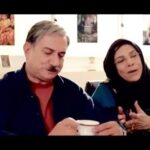 Gohar Kheyrandish Instagram - درود ... 🕊(ممنون از بهرنگ علوی عزیز برای فرستادن بخش بسیار زیبای فیلم « نقش نگار » به کارگردانی علی عطشانی) . با آزاده تو ی خیابان بودیم که پسرم امید از آلمان زنگ زد و گفت :دوستم در فرانسه پرستار بیمارستانی است که عمو آتیلا در آن بستری است . پریدم توی حرفش گفتم : حالش چطوره است ؟ گفت پس خبر نداری ؟ نزدیک بود از حال بروم دخترم دستم را گرفت . گفتم عمو آتیلا هم رفت پیش بابا. بقول مرجان شیر محمدی عزیز شنیدن مرگ عزیز ان « دل شکاف» است. آتیلا جان از کی ؟ و چه وقت بگویم ؟ از سالهای بسیار دور که همراه مادر به شیراز آمدی تا تئاتر ما را به تماشا بنشینی از دوستی دیرینه تو و جمشید بنویسم از شب‌های بمباران که تو عزیزم، به همراه فاطی جان و ستاره نازنین خانه ی ما رادر اکباتان امن ترین جا می‌دانستید؛ از سفر، از دانشکده، از اولین باری که در مقابلم در تالار رودکی نقش جوان عاشق پیشه ا ی را بازی کردی ؛ از نقش همسرم ، برادرم، دکتر خانواده و... از کدام بگویم؟ از دو سه ماه پیش در خانه ی سینما که اجازه ندادی ترا ناهار مهمان کنم .. . دیگر از هیچ چیز نمیگویم فقط سلام مرا به یار غارت جمشید اسماعیلخانی برسان . 🥀🥀🥀🥀🥀🥀🥀🥀🥀🥀🥀🥀 #آتیلا_پسیانی #جمیله_شبخی #ناصر_ملک مطیعی #فاطمه_نقوی #ستاره_پسیانی #خسرو_پسیانی #نمایش شوایک_درجنگ_جهانی دوم اثر برتولت برشت ،به کارگردانی ؛ زنده یاد فرهاد مجد آبادی # برتولت_برشت #نمایش_هوریاتی ها_و کوریاتی ها اثر برتولت برشت، به کار گردانی ،؛ فر هاد مجد آبادی #سریال بچه ها_نگاه_میکنند به کارگردانی ؛ مسعود صلاحمند #فیلم سینمای نقش نگار کارگردان ؛ علی_ عطشانی # خنداننده شو کارگردان: رامبد جوان #اتش_ بس٢ کارگردان و نویسنده:تهمینه میلانی #نیمه _شب_اتفاق افتاد کارگردان و نویسنده: تینا پاکروان #درامتداد_شهر کارگردان: علی عطشانی # مرضیه نویسنده و کارگردان: فلورا سام #افتاب پرست، کارگردان:برزو نیک نژاد