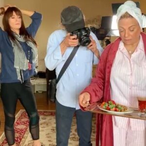 Gohar Kheyrandish Instagram - ...سلام عزیزانم شب حوش
 پشت صحنه فیلمی که در آمریکا به نام « فصل قاصدک» بازی کردم‌. عکاس و فیلمبردار پشت صحنه « ساسان فارسانی،  مدیر فیلمبرداری « افشین احمدی » در کنارش صدا بردار از آمریکا و« ویکتوریا» طراح گریم کنار حنانه ایستاده در اتاق پشت مانیتور « استفانو‌میلا» فیلمبردار از ایتالیاو « مریم پیربند » کارگردان و‌نویسنده به همراه دستیارانش پشت مانیتور منتظر است  تا گروه فیلمبرداری حاضر بشوند منشی صحنه از من عکس میگیرد تاشکل قرار گرفتن فنجان ،بشقاب  و مدل حوله روی سرم و‌لباسم را عکس گرفته وثبت کند و « نازنین بختیاری » طراح صحنه دارد این لحظه ها را  فیلمبرداری میکند .

‎فیلم سینمای فصل قاصدک. 
#alireza.pirband 
‎#گوهر_خیراندیش 
‎#گوهرخیراندیش ##حنانه_شهشهانی #رودی_یانگبلاد #مریم_پیربند #فیلم #فیلم_سینمایی #ایرانیان_مقیم_آمریکا #movie @dandelionseasonmovie #rudyyoungblood #goharkheirandish #goharkheirandishfollowersalari #cinematic #film #filmlovers #iranianamericanartist #iranianamerican #femalefilmmakers
#stefanomilla #
#afshin_ahmadi 
#maryam_pirband 
#hananehshahshahani