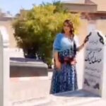 Gohar Kheyrandish Instagram - درود... داغ مرگ تو هنوز تازه است دخترنازنینم «مهسا _ژینا_ امینی» دختر کردی که برسر مزار« حسن زیرک »خواننده مشهور کورد در بوکان میرود ما را یاد تو و قامت بلند ت می اندازد. دختر ایران زمین .ژینای عزیز زیبا تر از زیبایی ؛ بشکند دستی که ترا به کام مرگ کشاند این خواننده بی نظیر را که ایشان بر سر خاکش میرود ، بیشتر بشناسیم. حسن زیرک (زادهٔ ۸ آذر ۱۳۰۰ – درگذشتهٔ ۵ تیرماه ۱۳۵۱ بوکان) به کردی: (حه‌سه‌ن زیروک) خوانندهٔ ترانه‌های کُردی ایرانی بود. حسن زیرک با ضبط تعداد زیادی از آوازهای سنتیِ مردم کُرد، سبب حفظ و نگهداری این آثار فرهنگی از گزند فراموشی شد. از او بیش از ۱۰۰۰ ترانه و آواز به یادگار مانده‌است. «استاد حسن زیرک، هنرمندیست که در آسمان هنر و موسیقی کُردها به مانند خورشید می ماند و به ستاره ها روشنی می بخشد و آوای ملکوتی‌اش هرگز کهنه و کمررنگ نمی شود و با وجود اینکه 47 سال از درگذشت او می‌گذرد، هنوز صدا و هنر او در هنر و مویسقی کُردی بی مانند است و هر کُردی در خانه اش ده ها اثر از آثار او را نگهداری کرده و از آن لذت می برد.»- زندگی، سرگذشت و آثار هنرمند نامی و توانمند عرصه موسیقی کُردی زنده یاد حسن زیرک خود حکایتی تمام نشدنی است، بعد از گذشت 49 سال از مرگ او ما هر روز بخشی از رنج ها و مشقت ها و لایه های زندگی این اسطوره موسیقی کُردی و همچنین آثار فاخر و ماندگار او را به شیوه کتاب، مجله، روزنامه، سی دی یا در فضای مجازی می بینیم و می شنویم. #مهسا_امینی #ژیناامینی