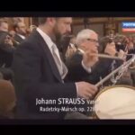 Gohar Kheyrandish Instagram - سلام تقدیم به شما عزیزان شبتان خوش ... شکوه و عظمت اجرای این مارش ِدر این کنسرت دیدنی و شنیدنی است و جذاب تر دیدن حرکت دستهای رهبر ارکستر است . و دیگر اینکه همراهی شکوهمند تماشاچیان که همگی ماسک دارندبا موسیقی واقعاً دیدنی است . اجرایی بسیار زیبا از مارشِ رادِتسکی (به آلمانی: Radetzky-Marsch) اُپوس ۲۲۸، یک مارش اثرِ یوهان اشتراوس (پدر) است که به افتخار پیروزی فیلد مارشال یوزف رادتسکی در نبرد ۱۸۴۸ کاستوزا ساخته شده و نخستین بار در ۳۱ اوت ۱۸۴۸ در وین اجرا شده‌است. پ.ن: ممنون از کارگردان عزیز اقای حسین دلیر برای فرستادن این ویدیوی بینظیر . من در فیلم « سایه خیال» به همراه حمید جبلی ، فردوس کاویانی و زنده یادان حسین پناهی ، استاد عزت الله انتظامی، بانو نادره و جلال مقدم به تهیه کنندگی مسعود جعفری جورانی و حسین دلیر فیلمبرداراستاد همایون پایور و موسیقی درخشان استاد استاد فریبرز لاچینی. #موسیقی #کنسرت #مارش #کروناویروس#موسیقی_خوب_گوش_کنیم