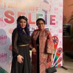 Gohar Kheyrandish Instagram - سلام عزيزانم … با مهر ورق بزنيد؛ در كنار دوست عزيزم " مريم پيربند " كارگردان ونويسنده " فيلم فصل قاصدك (# Dandelion Season )فيلمسازان ، بازيگران و شخصيتهاي مطرح سياسي ،فرهنگي كشور هند هم حضور داشتند . پ.ن: از سايه موسوي عزيزم براي طراحي بسيار زيباي لباسهايم چه در جشنواره " كن" وچيپور تشكر ميكنم. #حشنواره_جيپور#jaipurfilmfestival #فصل_قاصدك_ها #فيلم#فستيوال#مريم_پيربند #گوهر_خيرانديش#سايه_موسوى @sayehmousaviofficial