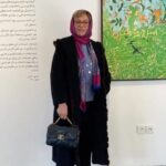 Gohar Kheyrandish Instagram - سلام عزيزانم … ديروز جمعه به دعوت استاد " محمود كلاري"يكي از بهترين مديران فيلمبرداري ايران به ديدن نمايشگاه ايشان رفتم. از همان بدو ورودبا استقبال گرم محمود عزيز و ليلا جان همسر زيبا و مهربانش و كوهيار عزيز فرزند كار بلد ايشان روبرو شدم . همه كارهايش را ديدم عكسهايي بسيار خاص و زيباكه از روي ديوارهايي كه در هرجاي ايران و خارج از ايران توجه اش را جلب كرده بود گرفته بود. مورد استقبال دوستان هنرمند و هنر دوست قرار گرفت. و از جذابيت هاي ديگر نمايشگاه ديدن ِ عزيزان بازيگر ،كارگردان ، تهيه كننده ،عكاس، شاعر، ناشر و… بود. استاد" محمود كلاري" سیمرغ بلورین بهترین فیلمبرداری از بیست و نهمین جشنواره فیلم فجر برای فیلم جدایی نادر از سیمین سیمرغ بلورین بهترین فیلمبرداری از هفتمین جشنواره فیلم فجر برای فیلم سرب سیمرغ بلورین بهترین فیلمبرداری برای فیلمبوی کافور عطر یاس قورباغه نقره‌ای نوزدهمین جشنواره بین‌المللی کَمِرایمِیج لهستان برای فیلم جدایی نادر از سیمین و… نمايشگاه ٨ تا ١٨ بهمن ١٤٠٠ از ساعت ١٦ تا٢١ در گالري " ايران شهر خ كريمخان زند خ آبان جنوبي (شهيد عضدي )خ سپند پلاك ٦٩تلفن (٠٢١) ٨٦٣٦٩٤٤ #گالري ايرانشهر # نمايشگاه_عكس# فيلمبردار#عكاس## محمود_كلاري#كوهيار_كلاري#ليلا_نارنجيان# كامیار#مهيار_# حامد_کمیلی#تهمينه_ميلاني#سيامك_انصاري#صيف الله_صمديان#رضا_كيانيان#مهران_مديري#سامان _مقدم#علي_قربان زاده# ساره _بيات #مستانه _مهاجر#جهانگير_ كوثري #عليرضا_شمس #مجيد_مطلبي محمد علي_جعفريه#رويا#سارا #باران# امير#