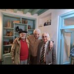 Gohar Kheyrandish Instagram - عکسهایی که دیشب عمو جلال فرستاده را . لطفأ ورق بزنید و ببینید « کیومرث » عزیز درهمه عکسهایش مثل عکس آخر همیشه لبخند میزد ؛ ولی در این عکسها که هفته پیش با عمو جلال ، پسرش و شمس لنگرودی گرفته است هیچ لبخندی بر لب ندارد . وای که بقول مهراب قاسم‌خانی شنیدن بعضی از مرگها آدم را لال میکند . #کیومرث_پوراحمد #مهرانه_ربی مریم_پوراحمد #جلال_رنجبر # پیام_رنجبر # حمید_پریزاد #هوشنگ_ابتهاج #یلدا_ابتهاج #عباس_یاری #هوشنگ_ابتهاج_سایه #هوشنگ_گلمکانی