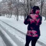 Gohar Kheyrandish Instagram - سلام عزيزانم شب خوش … خدا يا تمام فرزندان سرزمينم را در پناه خودت حفظ كن .ديروز ساز دهني دوران كودكي آزاده را پيدا كردم و از اوخواستم پيچ روي دو صفحه فلزي آنرا سفت كند . امروز اين فيلم را برايم فرستاد. او دركنار كار بازيگري مربي ورزش "پلاتس" هم هست او هر روز ، روزِ خود را با ورزش شروع ميكند . او از دبستان نزد خواهر زاده جناب" مجيد كياني" استاد سنتور، رديف سنتور را آموزش ميديد . پس از آن علاقه شديدي به موسيقي كلاسيك و نواختن ويولون پيدا كرد ومن اورا نزد " نيما زاهدي " عزيز كه پسر دوستان نازنينم استاد " حميد زاهدي" و منيژه جان بود فرستادم ولي متاسفانه بدليل پرت شدن از كوه كتف اش آسيب شديد ديد و ديگر ساز نزد ولي خوشبختانه دوباره دارد سراغ ويولن ميرود . اميدوارم بتواند ادامه بدهم . در حال حاضر ورزش و تدريس "پيلاتس " برايش جدي تر است دراينجا صفحه اينستاي او را برايتان مينويسم بانوان عزيز اگر دوست داشتيد در كلاس حضوري يا انلاين او ثبت نام كنيد . در دايركت برايش پيام بگذاريد . قربان شما گوهر خيرانديش. @azadeh.esmailkhani #azadeh.Esmailkhani #آزاده_اسماعیل_خانی #پلاتس_بانوان #برف##سازدهنی #نيما_زاهدي #حميد_زاهدى #