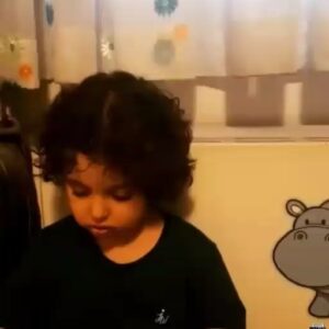 Gohar Kheyrandish Instagram - درود فراوان به شما عزیزان...
عالیجناب انوشیروان روحانی؛ 
استاد عزیز میلادتان خجسته باد . لطفاً ببینید این بزرگ مرد کوچک  پنج ساله« یوسف بهکار نازنین و با استعداد چگونه  با ساز قانون آهنگ معروف«گُل سنگ» که ترانه‌اش را زنده یاد « بیژن سمندر سروده است و شما آهنگ آنرا به زیبایی تمام ساخته اید؛  می نوازد . آثار شما جاودانه و زیباست . سایه شما بر سر خانواده وهنر موسیقی مستدام.
 پ. ن:این ترانه اولین بار توسط امل سایین اجرا شداما اجراهای بعدی توسط  بانو «هایده» و  آقای «ستار»  اجرا شده است.

#تولد#انوشیروان_روحانی #رضا_روحانی#یوسف _بهکار#موسیقی#ترانه #بیژن_سمندر #ندا_روحانی #قانون# ساز#اواز 

گل سنگم گل سنگم
چی بگم از دل تنگم
مثل آفتاب اگه بر من
نتابی سردم و بیرنگم…