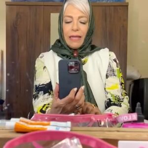 Gohar Kheyrandish Instagram - درود فراوان به شما عزیزان...
در سریال خانگی « آفتاب پرست» ژیلا  مادر «پژمان جمشیدی»  را بازی می‌کنم . پس از سریال « دیوار به دیوار» ، «خوب  بدجلف »و «زیر خاکی »این سومین همکاری  من با پژمان عزیز است .گروه این روزها در تلاش است تا شما عزیزان 
سریال کمدی «آفتاب پرست»  را به کارگردانی «برزو نیک نژاد‌»تهیه کنندگی« سید مصطفی احمدی »و نویسندگی «امیر برادران »از دوشنبه ۲۷ تیرماه هر هفته به صورت اختصاصی در «فیلم نت » به تماشا بنشینید.
.
پژمان جمشیدی، باران کوثری، حمیدرضا آذرنگ، الهام اخوان،‌ حسن زارعی، پیام احمدی نیا، سولماز غنی، شبنم قربانی، با هنرمندی:گوهر خیر اندیش، غلامرضا نیکخواه و آتيلا پسيانی، با حضور: سیاوش چراغی پور، فرهاد بشارتی، جواد خواجوی، عرفان ناصری، علی غریب، حامد وکیلی، سید سعید نعمتی، فروغ قجابگلو، با حضور افتخاری:سید کاظم احمدزاده و فرزین محدث گروه بازیگران «آفتاب پرست» را تشکیل داده اند.
.
.
.
.
.
‏@filmnet.official 
‏@filmnetnews 
‏@aftabparast.series 
.
.
.
.
#فیلم_نت #سریال_آفتاب_پرست#آفتاب_پرست#پژمان_جمشیدی#باران_کوثری#حمیدرضا_آذرنگ#الهام_اخوان#گوهر_خیراندیش#شبنم_قربانی#آتیلاپسیانی#برزو_نیک_نژاد #سید_مصطفی_احمدی#امیربرادران