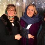 Gohar Kheyrandish Instagram - سلام عزيزانم شب خوش… در كنار " تينا پاكروان" نازنين با دست آسيب ديده از سر سريال "خاتون "آمد تا در جشنِ تولد دوست عزيزمان " مرجان شير محمدي عزيز حضور داشته باشد .اين رفيق شفيق اين يار غار كه ٢٨ فرودين بدنيا آمده أست تا با آثاري فاخر و نجيبانه باعث ٍ افتخار همه ما بخصوص من كه او را چون دخترم دوستش مي دارم بشود . تا درخشش هاي بعد برايش بهترين ها را آرزو ميكنم و به او ميگويم نازنينم ميلادت براي ما خجسته باد . پ.ن: سالها در كنارش در سريال كلاه پهلوي روزگار خوشي داشتيم و در دوفيلم " نيمه شب اتفاق افتاد و " لس آنجلس تهران" برايش بازي كردم ولي به دليل بيماري كرونا و سفر نتوانستم در سريال" خاتون" در كنارش باشم حسرتش برايم ميماند تا هميشه. #تينا_پاكروان #خاتون #سريال_خاتون#مرجان_شيرمحمدي #آزاده_اسماعیل_خانی #آناهيتا_اسماعيل_خاني #نيمه_شب_اتفاق_افتاد #لس_آنجلس_تهران #پرويزپرستويي #كارگردان #نويسنده #تولد#دوست #رفيق#كرونا_ويروس