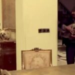 Gohar Kheyrandish Instagram - آخ که کاممان زهر شد ازاین همه رفتن های نا بهنگام ... درود فراوان به شما عزیزان. بخشی کوتاه از حضور « بیتا جان فرهی» در فیلم « بانو» را شاهد هستید . در تمام مدت بستری شدنش احولپرس او بودم همین هفته علی آقا ی دهکردی عزیز از بهتر شدنِ حال بیتا جان زیبا و دوست داشتنی گفت و من خوشحال از اینکه خطر بر طرف شده است ، داشتم تجربه ی خودم را از دوران کرنا و درگیر شدن ِ ریه ام می گفتم ؛ که با مشورت پزشک بهتر است « بیتا » جان حالا که حالشان بهتر شده است فیزیوتراپی ریه هم بشوند . و امروز این مرگ نابهنگام افسوس و صد افسوس... 👈همه ی همکاران ِ عزیزم که با فیلم‌هایشان جاودانه شدند و در این فیلم حضور داشتند : آقای بازیگر استاد #عزت الله انتظامی ،#بیتا فرحی #خسروی شکیبایی عزیز ، بانو #نادره جان مهربان ، #فتحعلی اویسی ی ِشیرین و دوست داشتنی ، #فردوس کاویانی، انسانی شریف، #جلال مقدم کارگردان و بازیگر توانا ، #میرصلاح حسینی عزیز ، و موسیقی دان نازنینی چون #ناصر چشم آذر ، #ژیلا مهرجویی طراح لباس کاربلد و عالیجناب #داریوش مهرجویی نازنین و تعدادی از عوامل زحمت کش فیلم بانو که دیگر در میان ما نیستند . پ. ن. همه‌ی این دردانه ها اصلاً وقت رفتنشان نبود و با مرگشان خانواده ی سینما را داغدار کردند . لطفاً ورق بزنید . #داریوش_مهرجویی#خسرو_شکیبایی #بیتا_فرهی#عزت الله_انتظامی#فردوس_کاویانی#جلال_مقدم#حمیده_خیرابادی# فتحعلی اویسی #ناصر_چشم اذر#ژیلا_مهرجویی#میرصلاح_حسینی